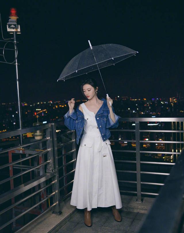 景甜穿连衣裙秀精致锁骨 小露香肩气质清纯温柔