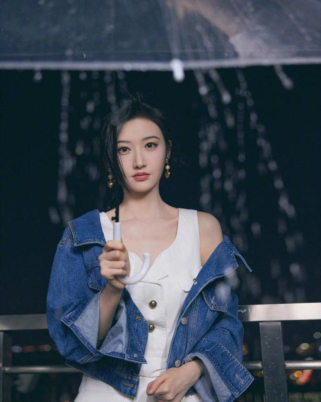 景甜穿连衣裙秀精致锁骨 小露香肩气质清纯温柔