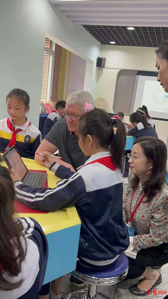 苹果CEO库克走进四川雅安一小学,与学生们一起体验创意花窗课程