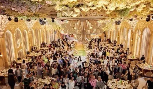 吴尊生日摆22桌筵席请粉丝，43岁妻子满脸疲惫，酒席菜色引争议