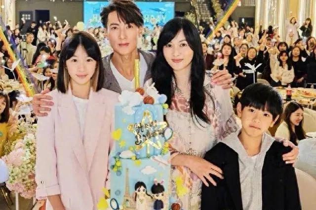 吴尊生日摆22桌筵席请粉丝，43岁妻子满脸疲惫，酒席菜色引争议