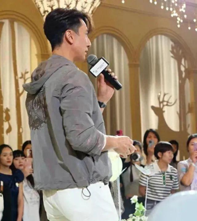 吴尊生日摆22桌筵席请粉丝，43岁妻子满脸疲惫，酒席菜色引争议