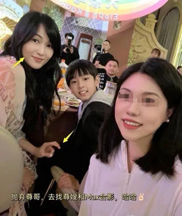 吴尊生日摆22桌筵席请粉丝，43岁妻子满脸疲惫，酒席菜色引争议