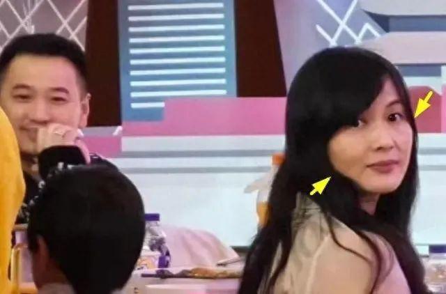 吴尊生日摆22桌筵席请粉丝，43岁妻子满脸疲惫，酒席菜色引争议