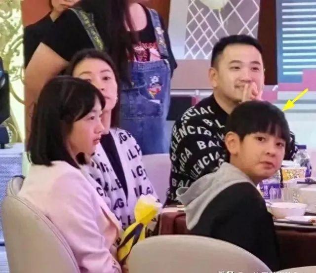 吴尊生日摆22桌筵席请粉丝，43岁妻子满脸疲惫，酒席菜色引争议