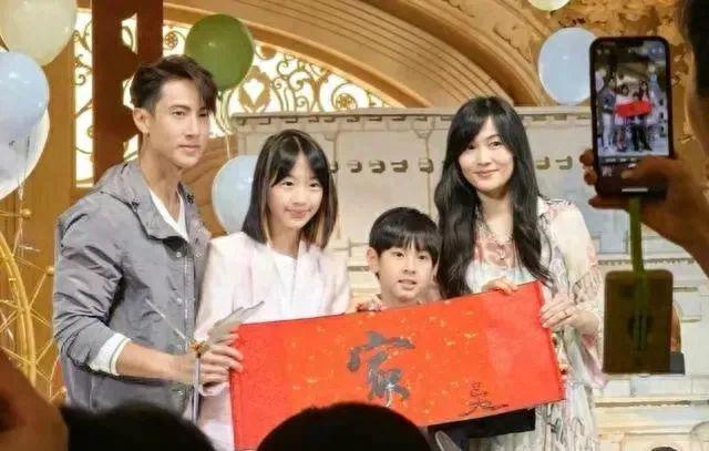 吴尊生日摆22桌筵席请粉丝，43岁妻子满脸疲惫，酒席菜色引争议