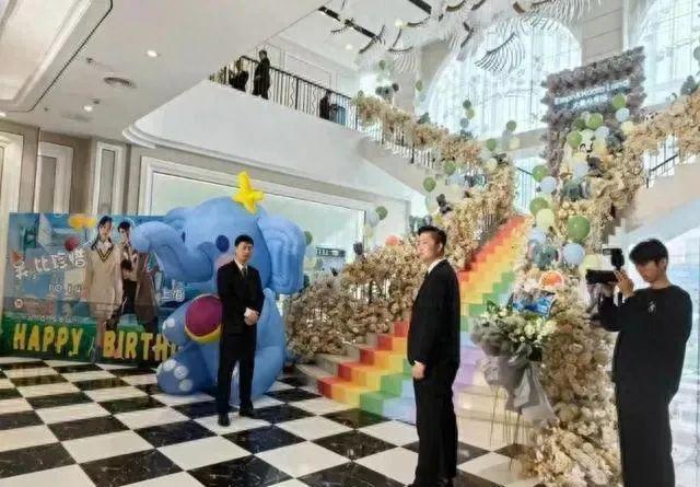 吴尊生日摆22桌筵席请粉丝，43岁妻子满脸疲惫，酒席菜色引争议