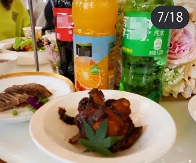 吴尊生日摆22桌筵席请粉丝，43岁妻子满脸疲惫，酒席菜色引争议