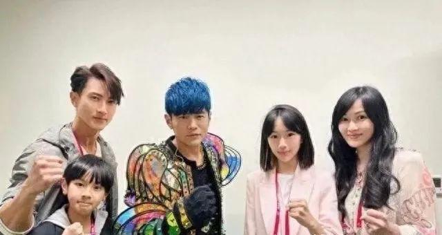 吴尊生日摆22桌筵席请粉丝，43岁妻子满脸疲惫，酒席菜色引争议