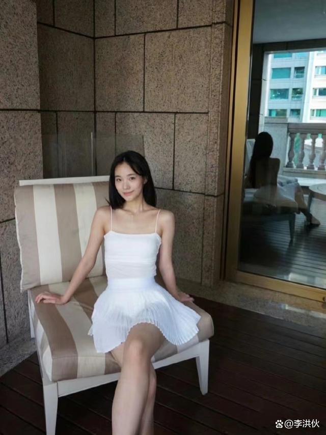 小S二女儿穿黑色开叉裙，高挑大气有名媛范
