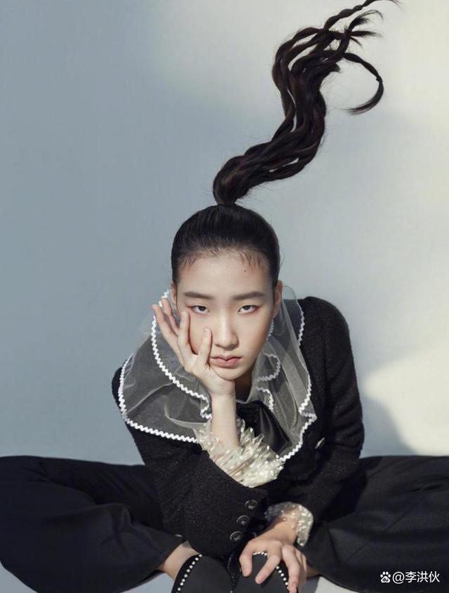 小S二女儿穿黑色开叉裙，高挑大气有名媛范