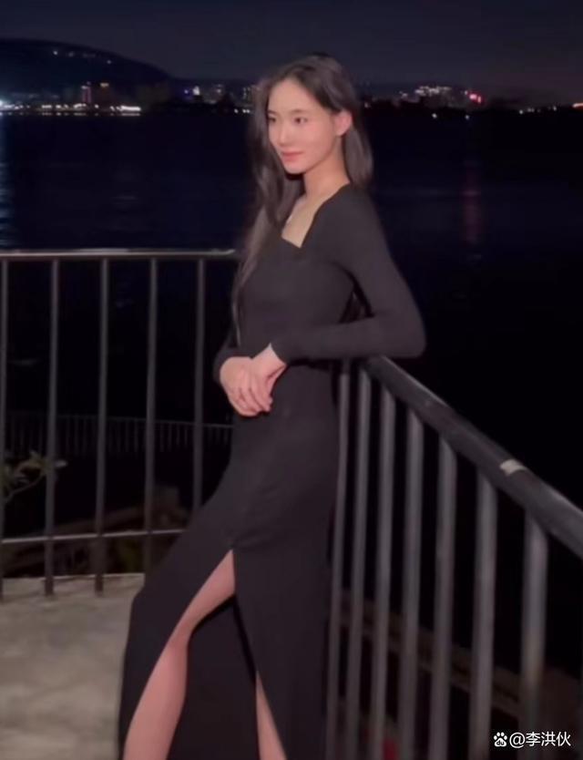 小S二女儿穿黑色开叉裙，高挑大气有名媛范