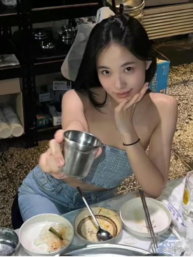 小S二女儿穿黑色开叉裙，高挑大气有名媛范