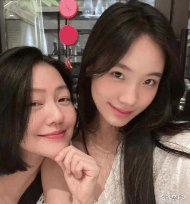 小S二女儿穿黑色开叉裙，高挑大气有名媛范