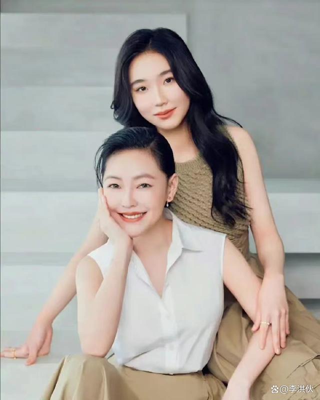 小S二女儿穿黑色开叉裙，高挑大气有名媛范