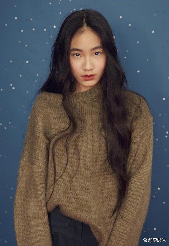 小S二女儿穿黑色开叉裙，高挑大气有名媛范