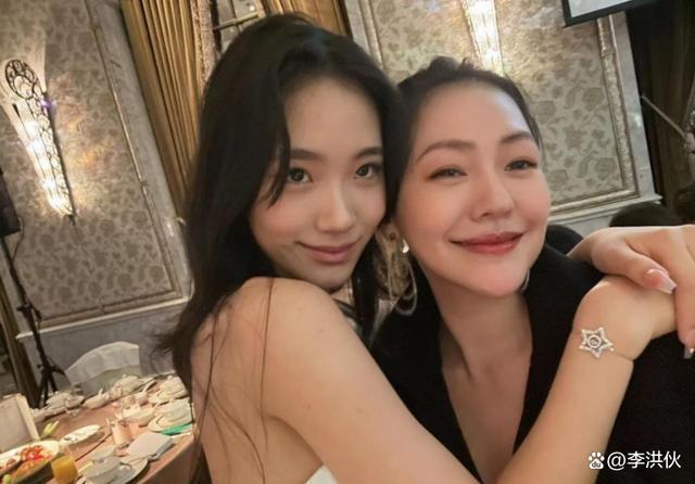 小S二女儿穿黑色开叉裙，高挑大气有名媛范