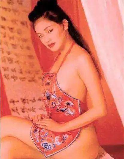 她一脱成名，混乱半生，40岁嫁给了爱情