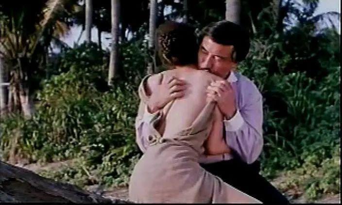 她一脱成名，混乱半生，40岁嫁给了爱情