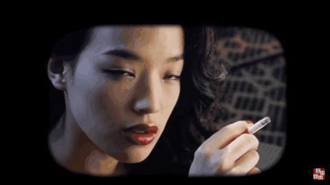 她一脱成名，混乱半生，40岁嫁给了爱情