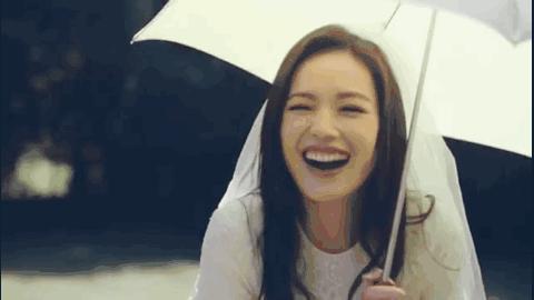 她一脱成名，混乱半生，40岁嫁给了爱情