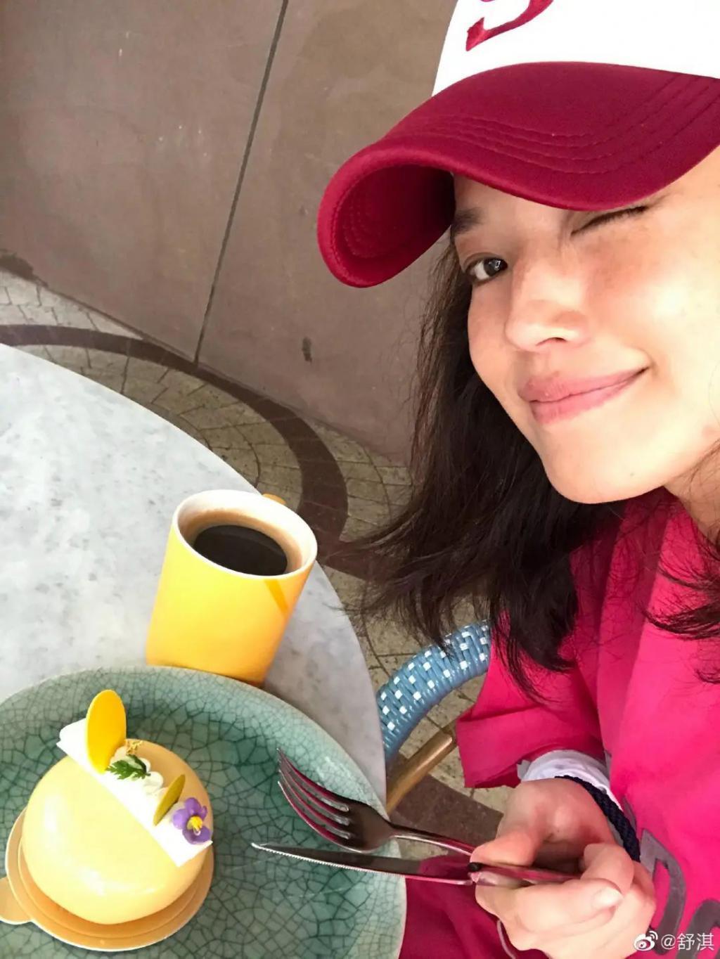 她一脱成名，混乱半生，40岁嫁给了爱情