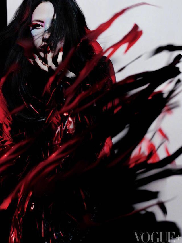 娜然再现妲己鬼魅又美艳 狐狸妆容异域风十足