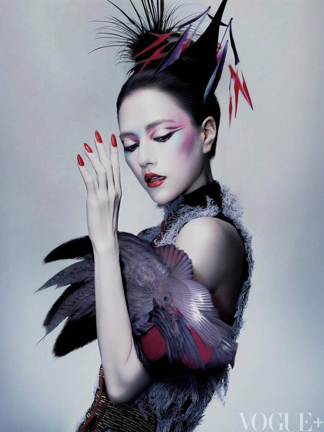 娜然再现妲己鬼魅又美艳 狐狸妆容异域风十足