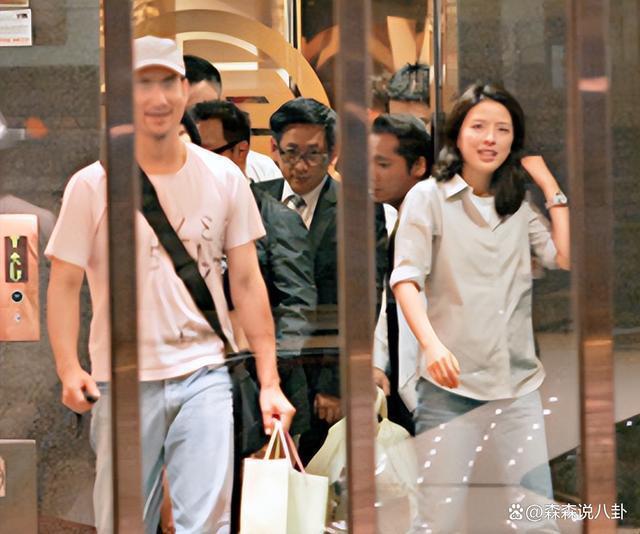 62岁张学友笑称要趁房价低买房，谈演唱会跌倒心有余悸