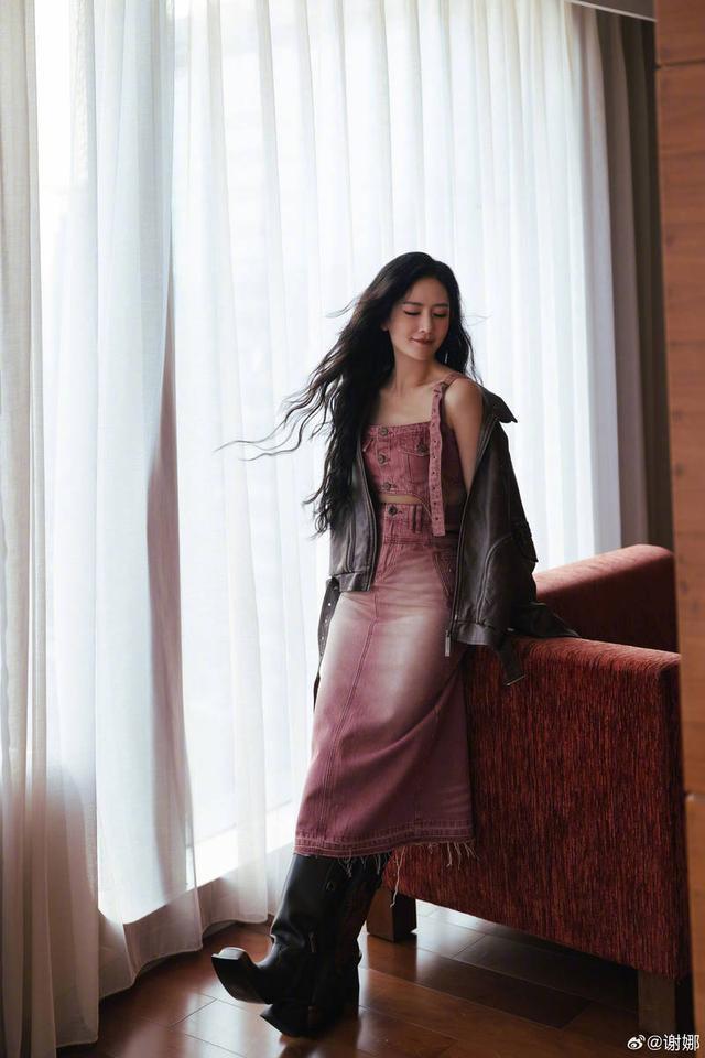 谢娜穿复古牛仔装随性洒脱 长卷发似海藻气质温柔