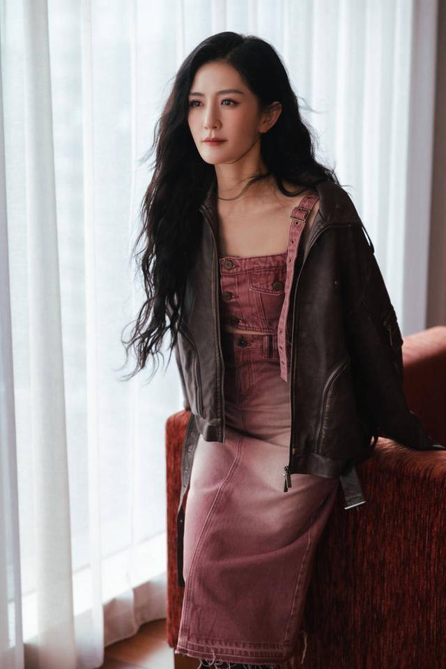 谢娜穿复古牛仔装随性洒脱 长卷发似海藻气质温柔