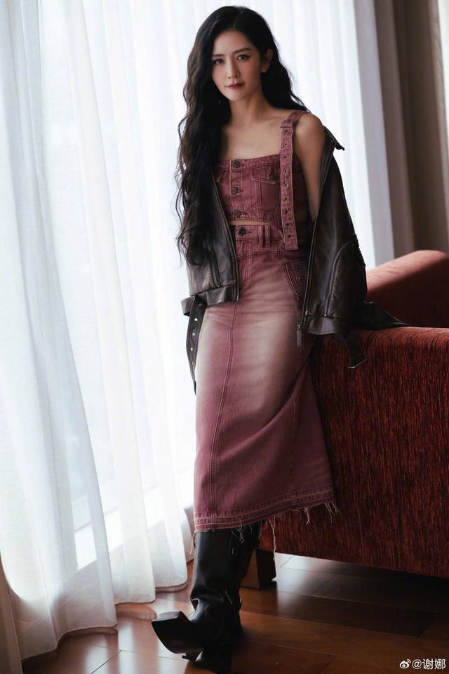 谢娜穿复古牛仔装随性洒脱 长卷发似海藻气质温柔