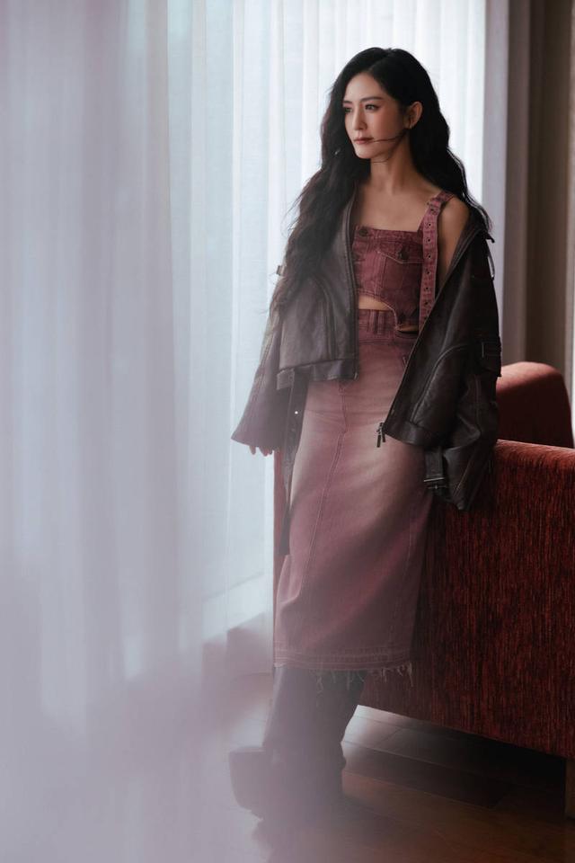 谢娜穿复古牛仔装随性洒脱 长卷发似海藻气质温柔