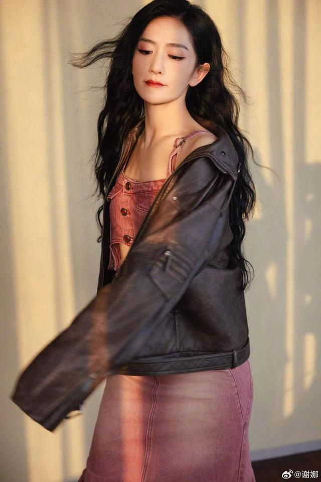 谢娜穿复古牛仔装随性洒脱 长卷发似海藻气质温柔