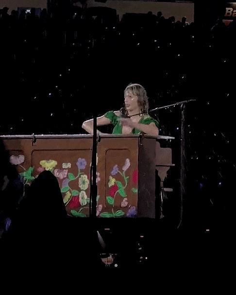 新恋情曝光全网沸腾？“黑化”后的巨星富婆赚钱男人两手抓！