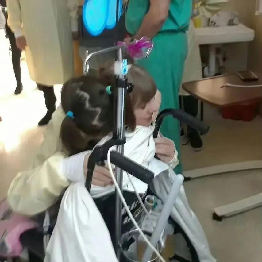 新恋情曝光全网沸腾？“黑化”后的巨星富婆赚钱男人两手抓！