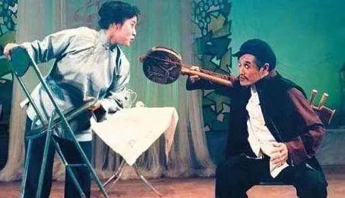 给徒弟补缴税款，安排人盯尿检：赵本山和徒弟20年，一个头磕出一个家