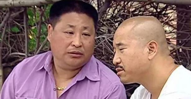 给徒弟补缴税款，安排人盯尿检：赵本山和徒弟20年，一个头磕出一个家