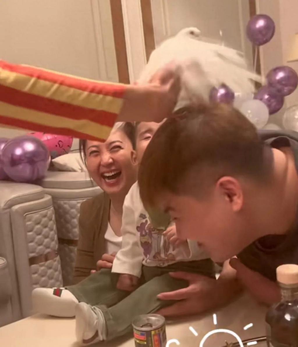 51岁闫学晶带孙子画面曝光，陪骑车和蔼可亲，住豪华大别墅