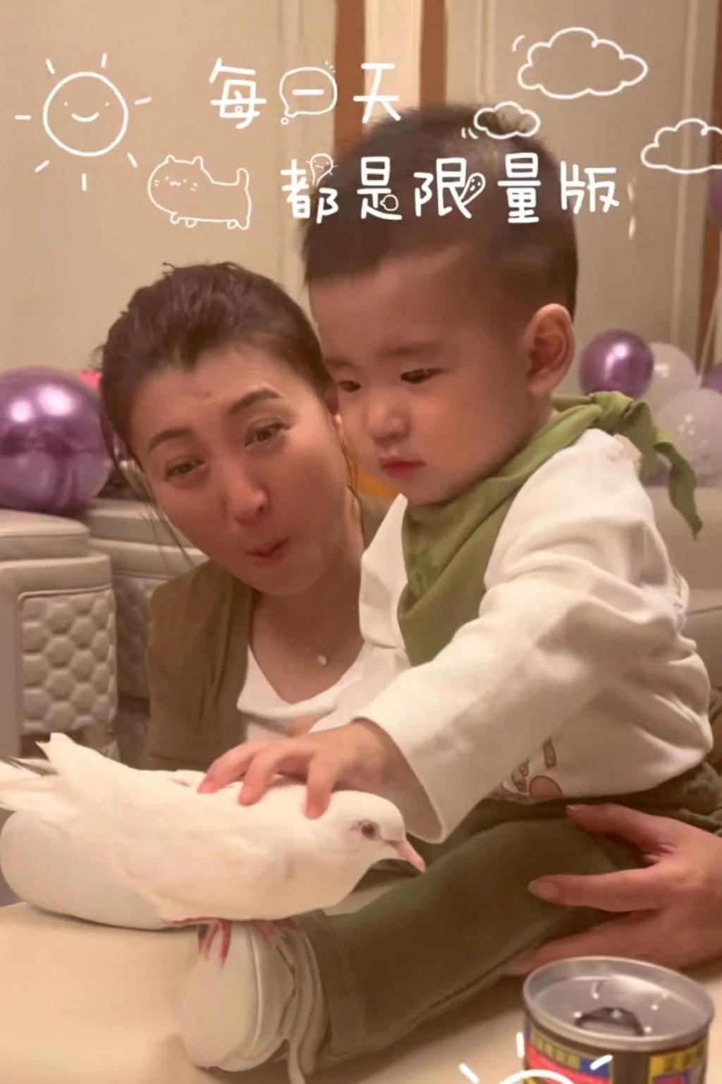 51岁闫学晶带孙子画面曝光，陪骑车和蔼可亲，住豪华大别墅