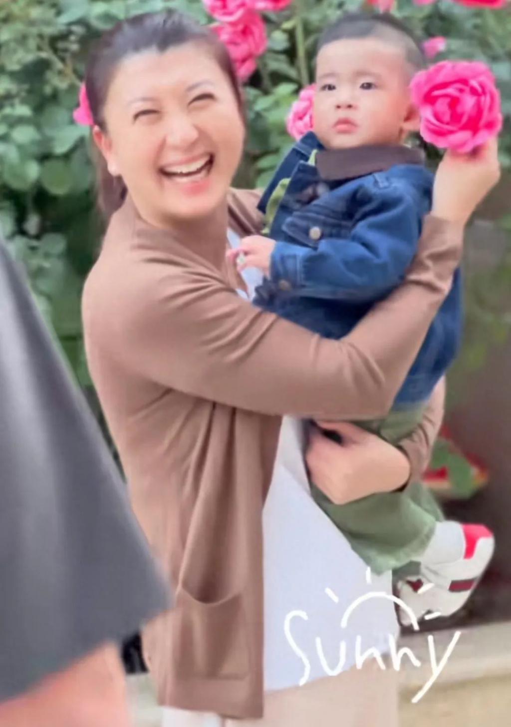 51岁闫学晶带孙子画面曝光，陪骑车和蔼可亲，住豪华大别墅