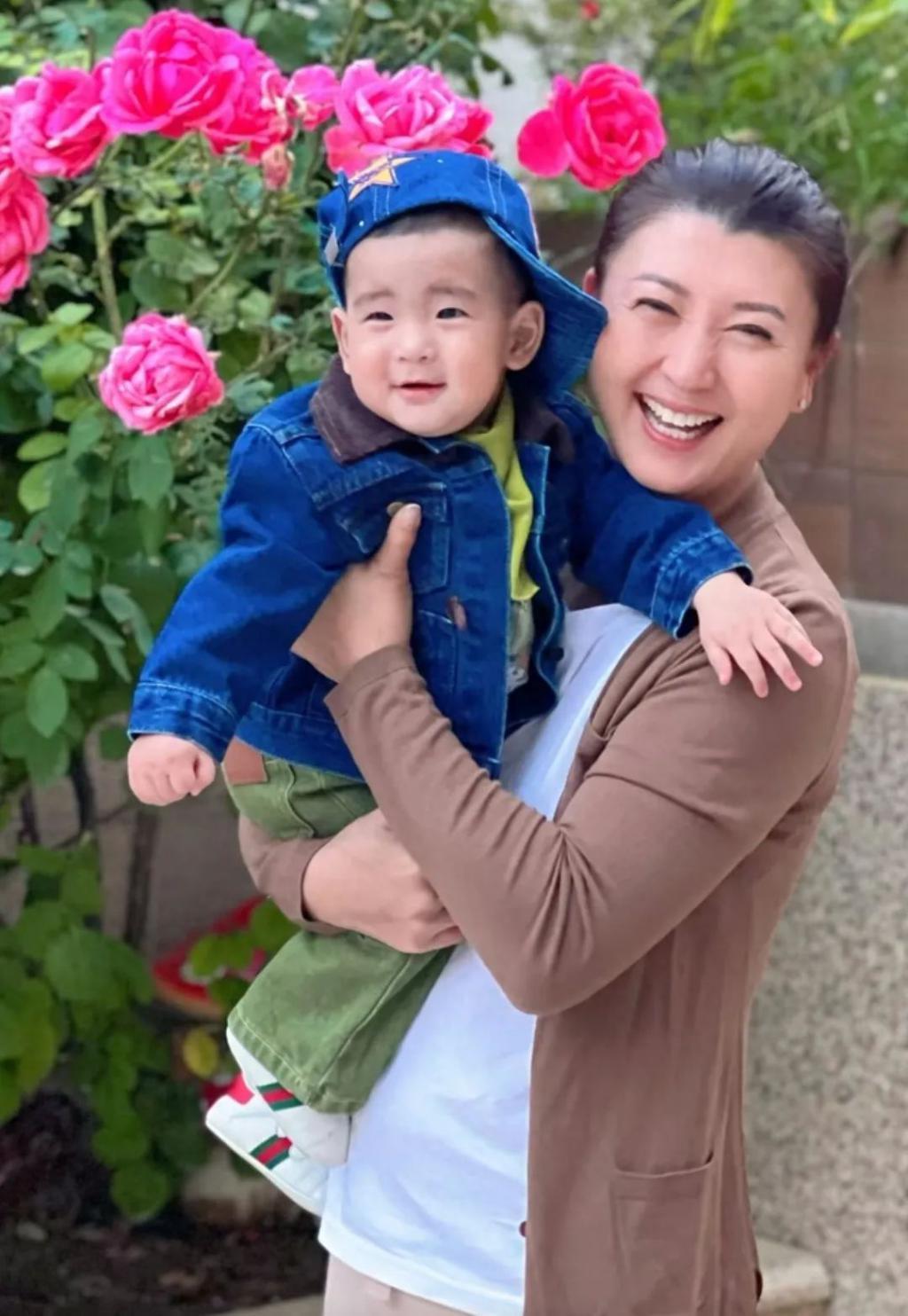 51岁闫学晶带孙子画面曝光，陪骑车和蔼可亲，住豪华大别墅