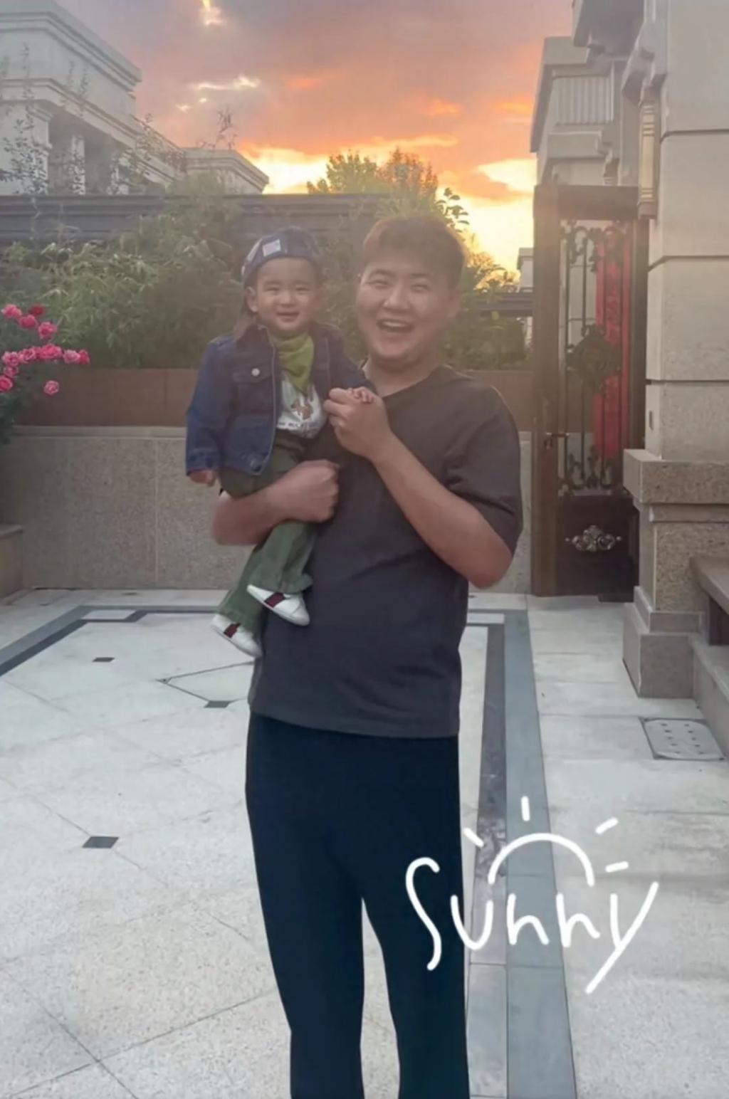 51岁闫学晶带孙子画面曝光，陪骑车和蔼可亲，住豪华大别墅