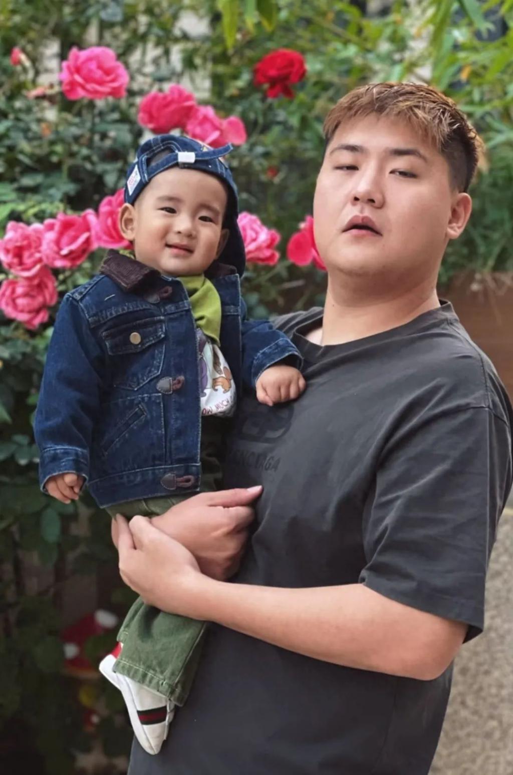 51岁闫学晶带孙子画面曝光，陪骑车和蔼可亲，住豪华大别墅