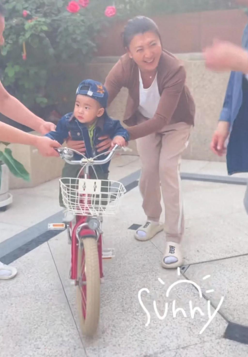 51岁闫学晶带孙子画面曝光，陪骑车和蔼可亲，住豪华大别墅