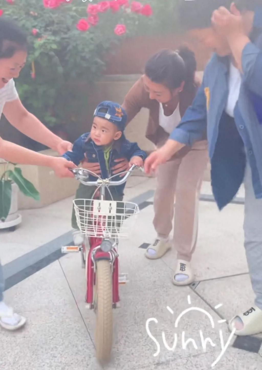 51岁闫学晶带孙子画面曝光，陪骑车和蔼可亲，住豪华大别墅