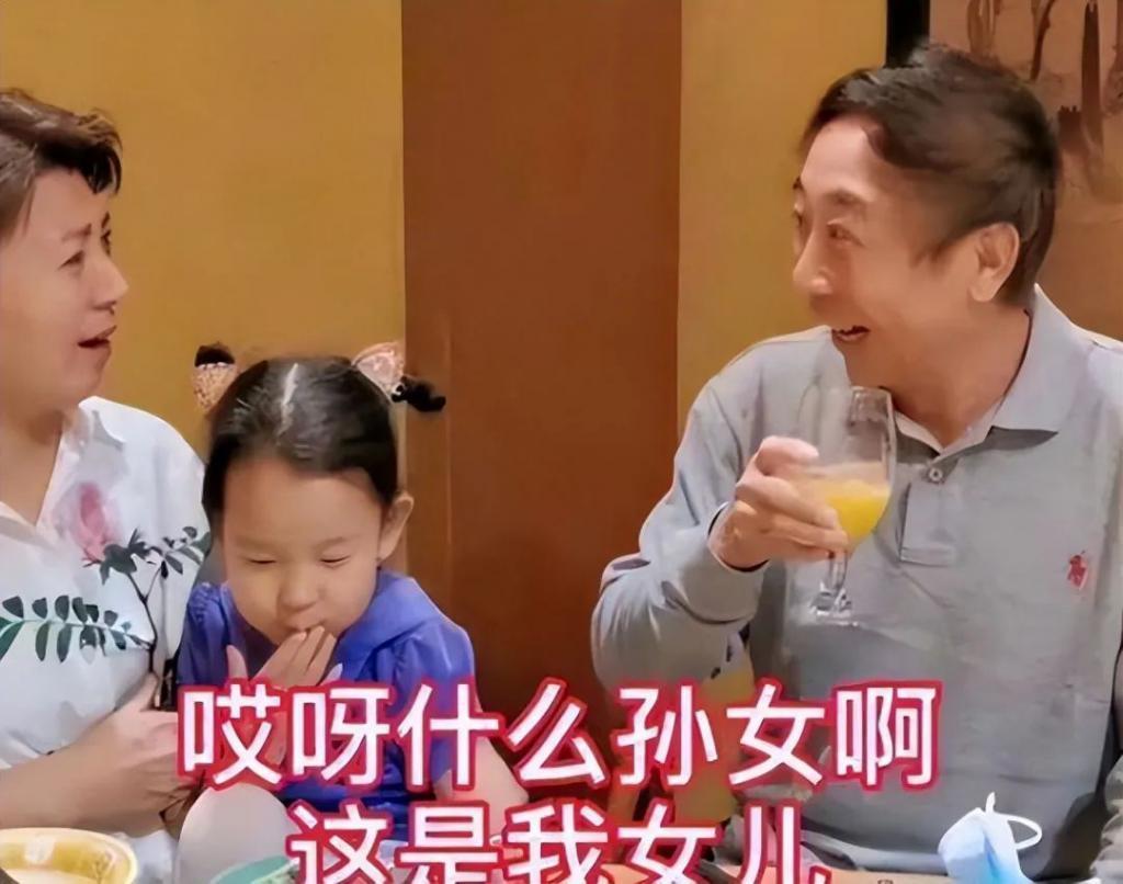 51岁闫学晶带孙子画面曝光，陪骑车和蔼可亲，住豪华大别墅