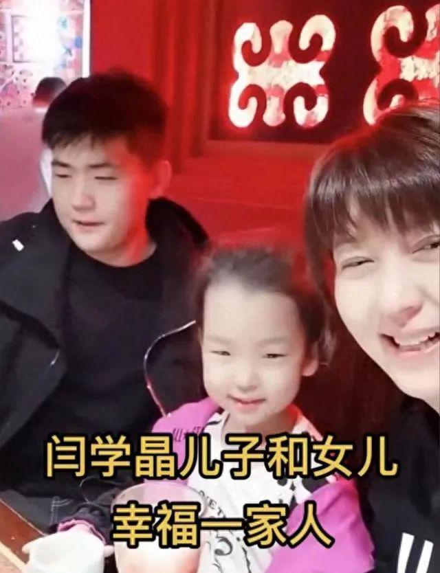 51岁闫学晶带孙子画面曝光，陪骑车和蔼可亲，住豪华大别墅