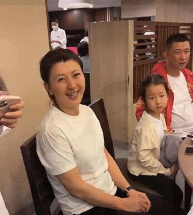 51岁闫学晶带孙子画面曝光，陪骑车和蔼可亲，住豪华大别墅
