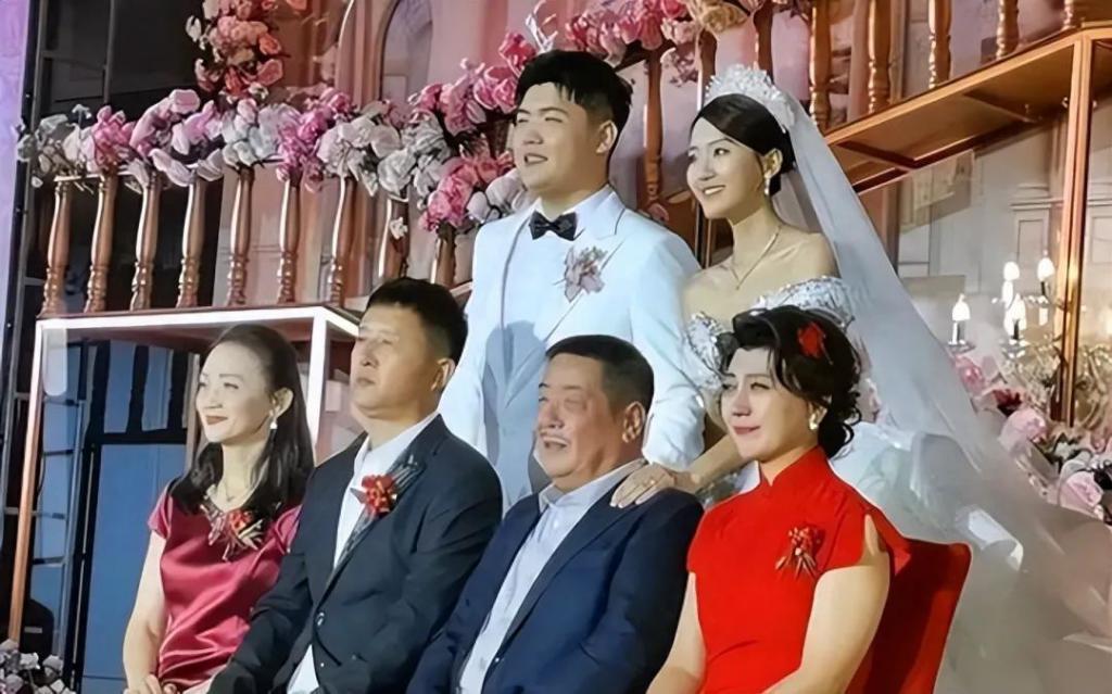 51岁闫学晶带孙子画面曝光，陪骑车和蔼可亲，住豪华大别墅
